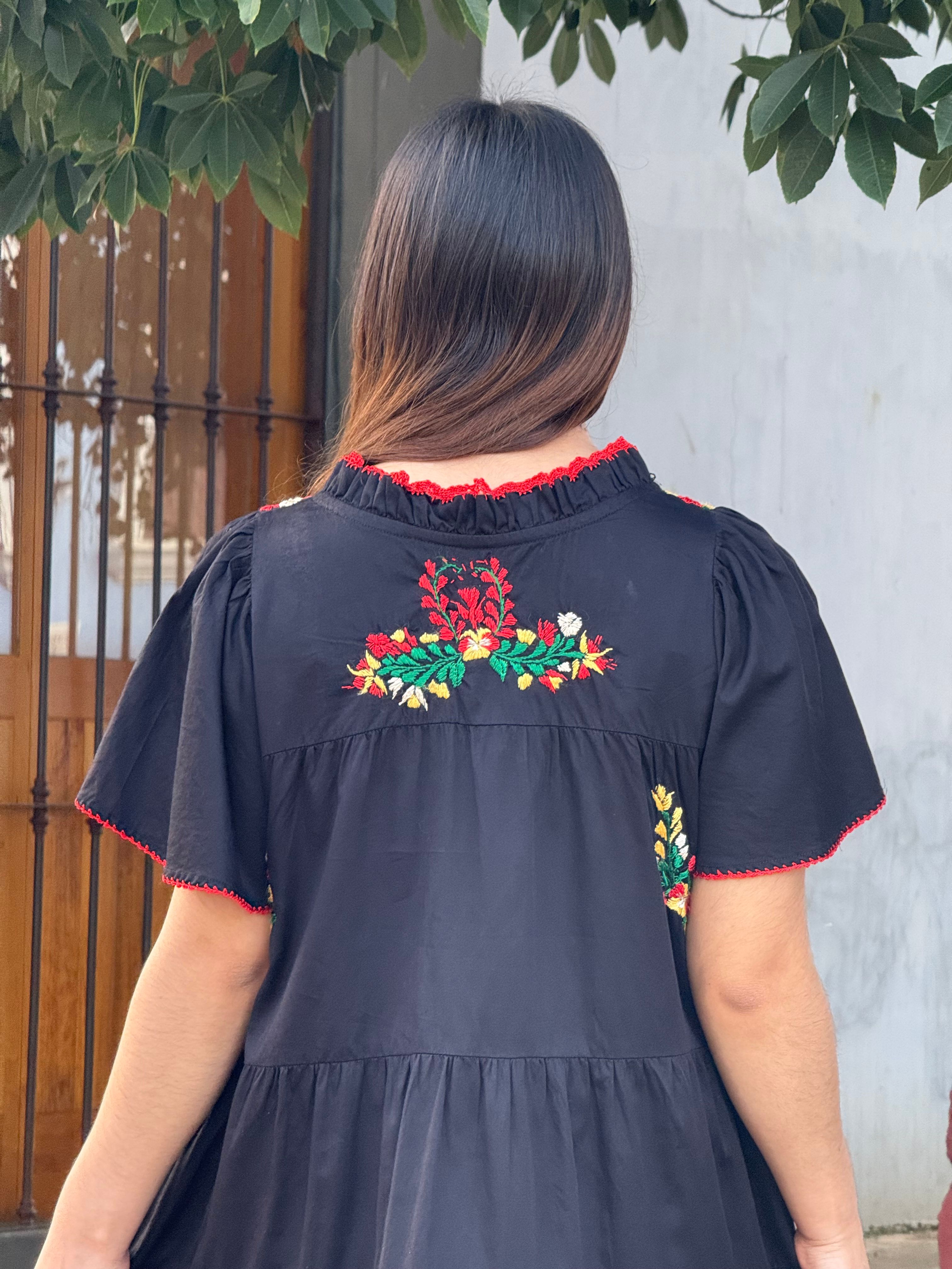 Vestido Negro Con Bordado Multicolor